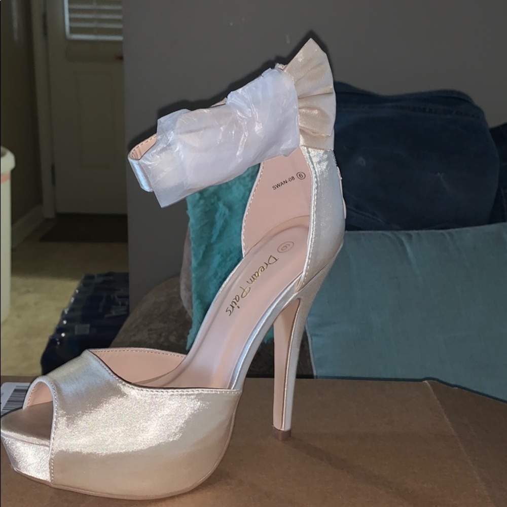 WOMENS dream pairs size 6 cream